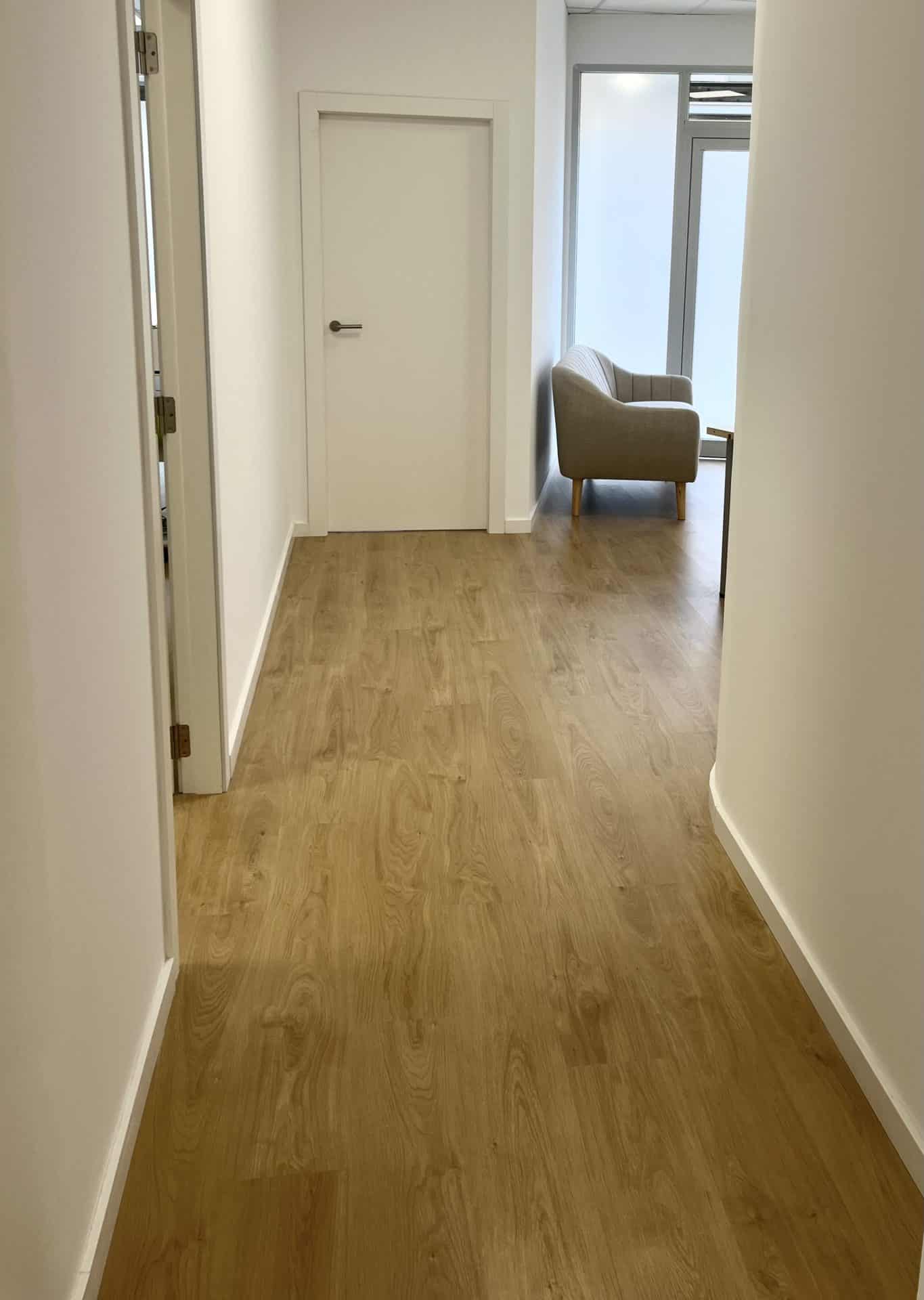 Espacio para reservar salas de tratamiento individual y de ejercicio terapéutico con material de fisioterapia, pilates y rehabilitación.