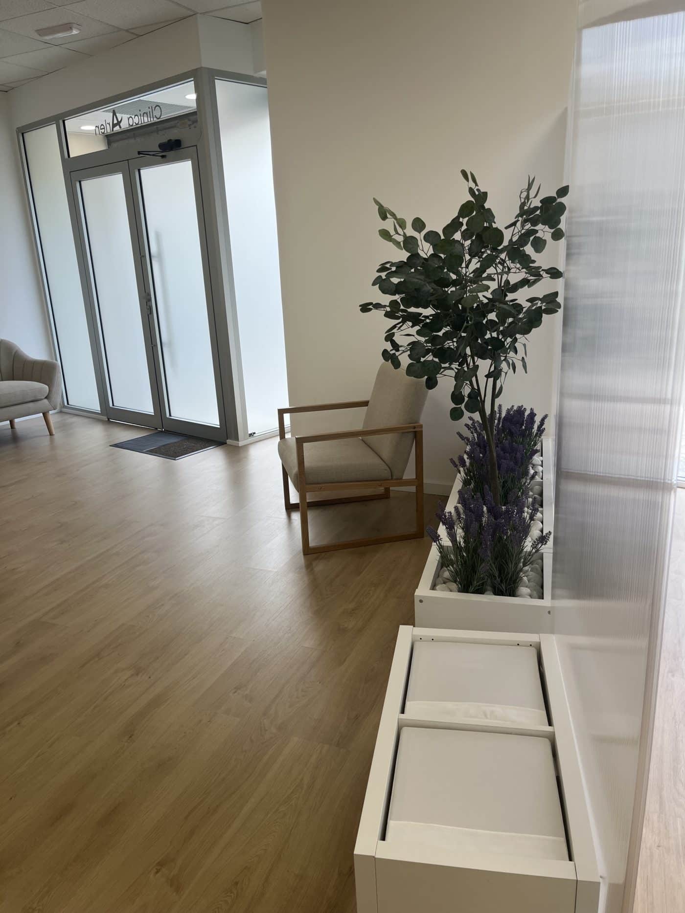 Espacio para reservar salas de tratamiento individual y de ejercicio terapéutico con material de fisioterapia, pilates y rehabilitación.