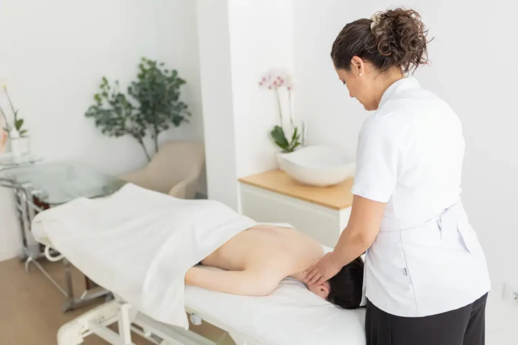 Clínica de fisioterapia en Rocafort con camilla de tratamiento